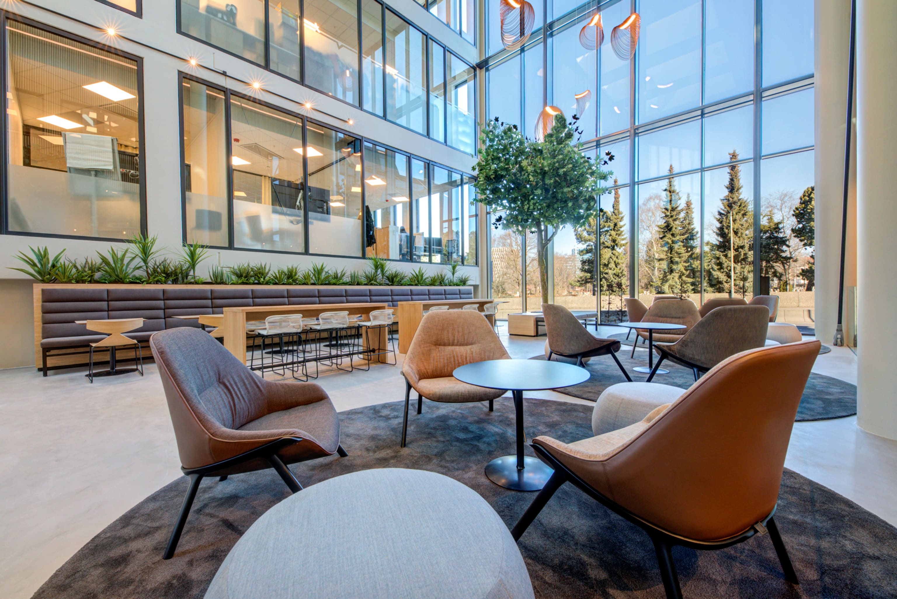 Kantine med spiseplass og loungeplass